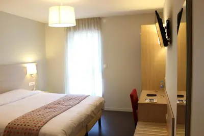 Télévision ou salle de divertissement dans l'établissement Brit Hotel Brive La Gaillarde - Restaurant La Limousine