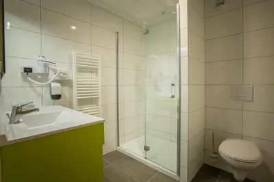 Salle de bains dans l'établissement Brit Hotel Brive La Gaillarde - Restaurant La Limousine