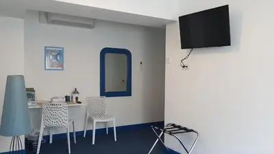 Télévision ou salle de divertissement dans l'établissement Fred et Jules