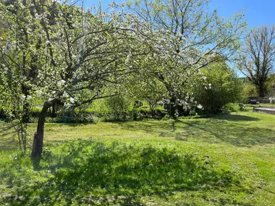 Jardin de l'établissement Les Pieds dans l'eau, Gîte Le Blagour