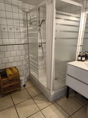 Salle de bains dans l'établissement Les Pieds dans l'eau, Gîte Le Blagour