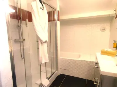 Salle de bains dans l'établissement Contact Hotel B&G Limoges Sud