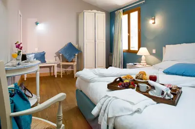 Un ou plusieurs lits dans un hébergement de l'établissement Logis hotel les flots bleus