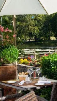 Jardin de l'établissement Logis hotel les flots bleus