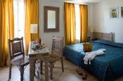 Un ou plusieurs lits dans un hébergement de l'établissement Logis hotel les flots bleus