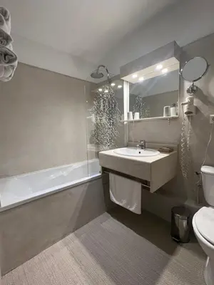 Salle de bains dans l'établissement Hôtel Le France
