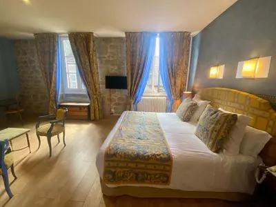 Un ou plusieurs lits dans un hébergement de l'établissement Hôtel Le France