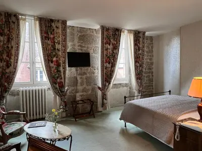 Télévision ou salle de divertissement dans l'établissement Hôtel Le France