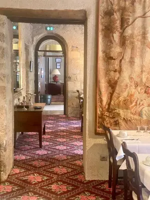 Coin salon dans l'établissement Hôtel Le France