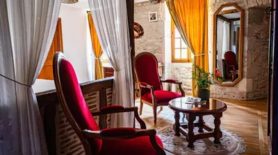 Coin salon dans l'établissement Château Hôtel La Terrasse - Teritoria