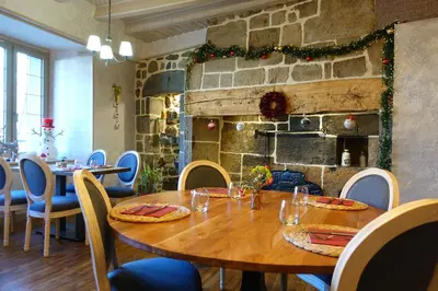Coin salon dans l'établissement Hôtel Restaurant du Plomb du Cantal