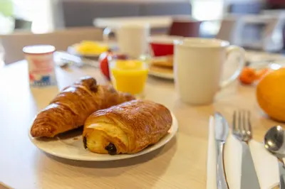 Options de petit-déjeuner proposées aux clients de l'établissement Ace Hotel Brive
