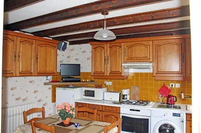 Cuisine ou kitchenette dans l'établissement La Cascade Fleurie