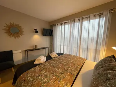 Un ou plusieurs lits dans un hébergement de l'établissement Logis Hôtels - Le Belvédère - Hôtel 2 étoiles et Restaurant