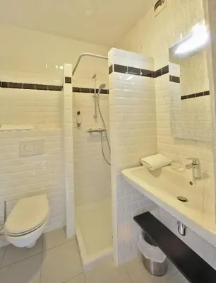 Salle de bains dans l'établissement Logis Hôtels - Le Belvédère - Hôtel 2 étoiles et Restaurant