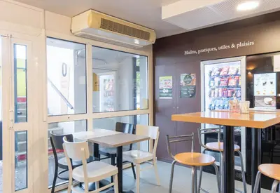 Restaurant ou autre lieu de restauration dans l'établissement B&B HOTEL Limoges 2