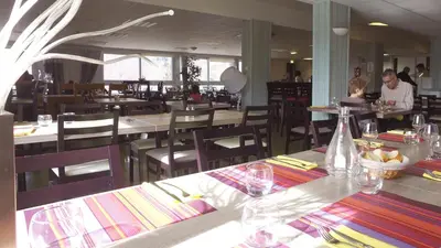 Restaurant ou autre lieu de restauration dans l'établissement VVF Le Lioran Les Monts du Cantal