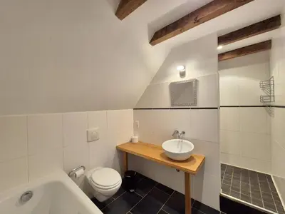 Salle de bains dans l'établissement La Grange - Gite Mur de Barrez
