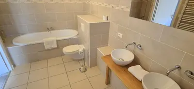 Salle de bains dans l'établissement La Grange - Gite Mur de Barrez