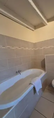 Salle de bains dans l'établissement La Grange - Gite Mur de Barrez