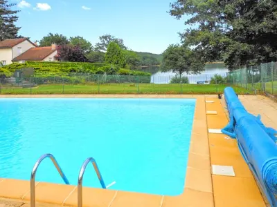 Piscine de l'établissement Chalet charmant à Saint-Gérons avec piscine partagée ou située à proximité