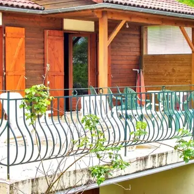 Chalet charmant à Saint-Gérons avec piscine partagée