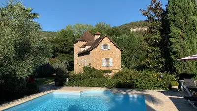 Piscine de l'établissement Le Moulin du Boisset ou située à proximité