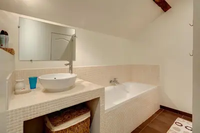 Salle de bains dans l'établissement Chambres et table d'hôtes La Panacée