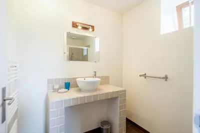 Salle de bains dans l'établissement Chambres et table d'hôtes La Panacée