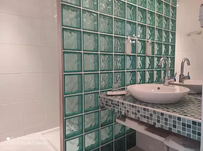 Salle de bains dans l'établissement Logis Hôtel de Paris