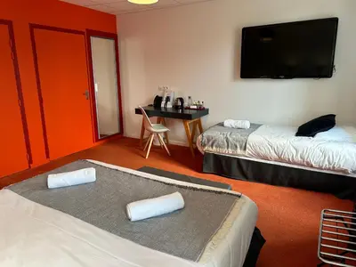 Un ou plusieurs lits dans un hébergement de l'établissement Logis Hôtel de Paris