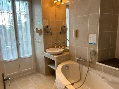 Salle de bains dans l'établissement Logis Hôtel de Paris