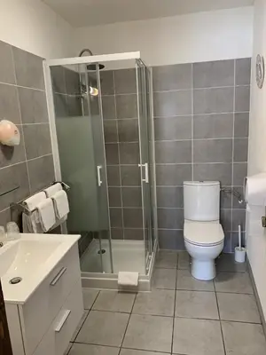 Salle de bains dans l'établissement Hôtel Le P'tit Monde