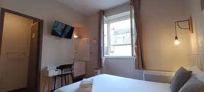 Télévision ou salle de divertissement dans l'établissement Hôtel Le P'tit Monde