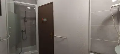 Salle de bains dans l'établissement Hôtel Le P'tit Monde