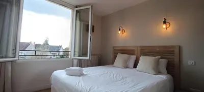 Un ou plusieurs lits dans un hébergement de l'établissement Hôtel Le P'tit Monde
