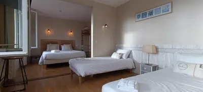 Un ou plusieurs lits dans un hébergement de l'établissement Hôtel Le P'tit Monde