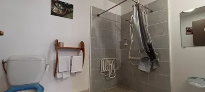 Salle de bains dans l'établissement Hôtel Le P'tit Monde