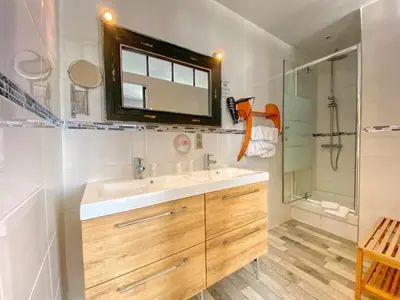 Salle de bains dans l'établissement Hôtel Le P'tit Monde