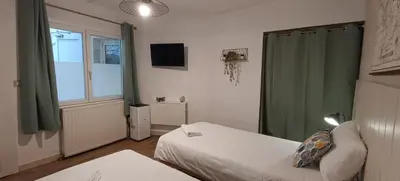 Télévision ou salle de divertissement dans l'établissement Hôtel Le P'tit Monde