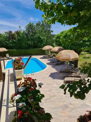 Piscine de l'établissement Hotel Belle Vue ou située à proximité