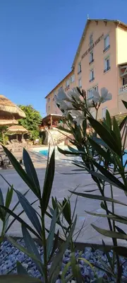 Piscine de l'établissement Hotel Belle Vue ou située à proximité