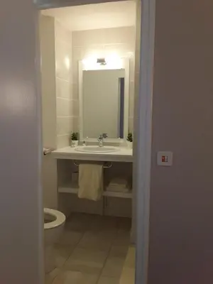 Salle de bains dans l'établissement Hotel des Voyageurs