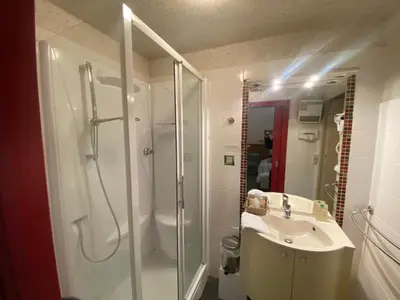 Salle de bains dans l'établissement Logis Hôtel restaurant Bel Horizon