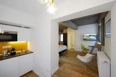 Télévision ou salle de divertissement dans l'établissement Les Maisons du Pont - Charme & Caractère