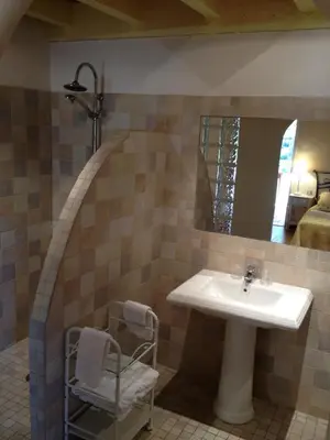 Salle de bains dans l'établissement Belveyre à Rocamadour