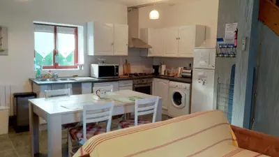 Cuisine ou kitchenette dans l'établissement Les Gîtes de la Vallée de l'Elle