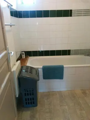 Salle de bains dans l'établissement Les Gîtes de la Vallée de l'Elle