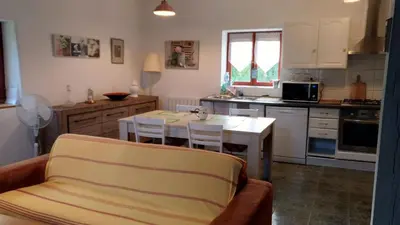 Cuisine ou kitchenette dans l'établissement Les Gîtes de la Vallée de l'Elle