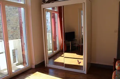 Télévision ou salle de divertissement dans l'établissement Cottage de Noëlle